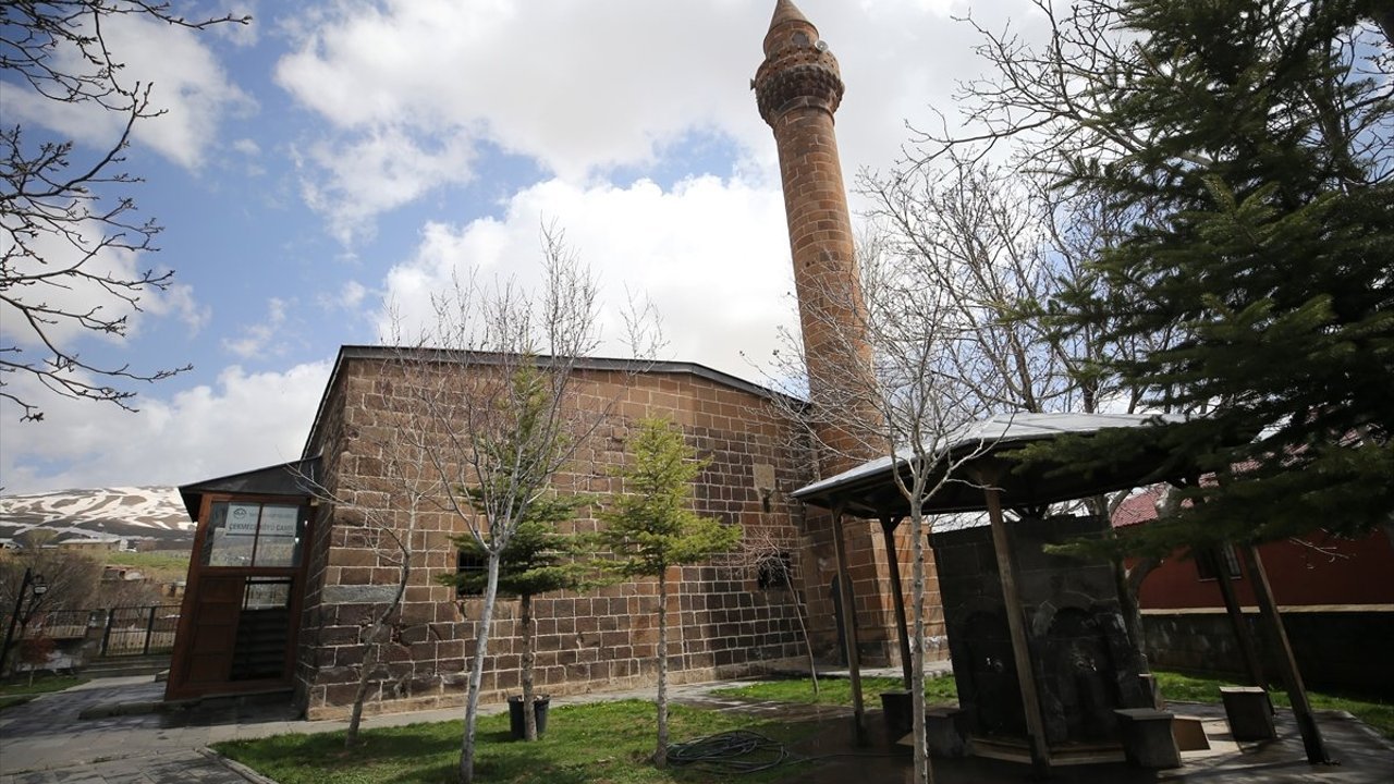 Bitlis'te asırların izini taşıyan Ayasofya Cami ziyaretçilerini tarihi yolculuğa çıkarıyor