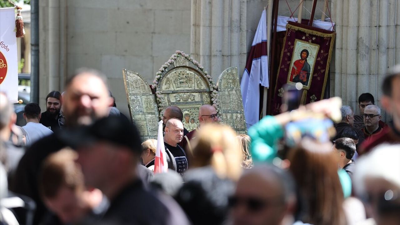 Gürcistan'ın başkenti Tiflis'te halk, 'Aile Kutsallığı ve Ebeveynlere Saygı Günü' dolayısıyla yürüdü