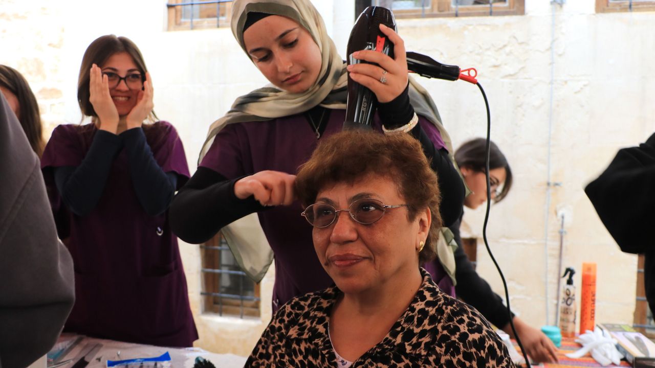 Kilis'te öğrenciler yaşlı bireylerin saç ve cilt bakımını yaptı