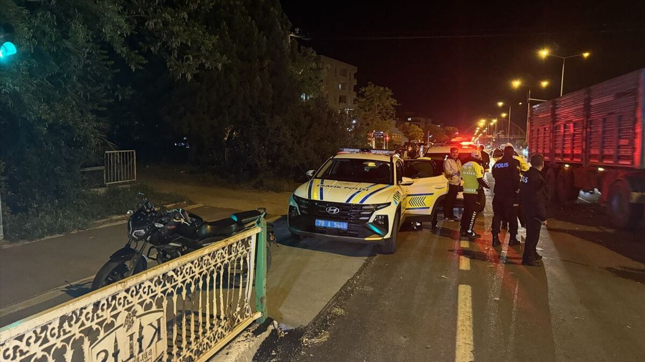 Kilis'te tırla çarpışan motosikletteki 2 kişi ağır yaralandı