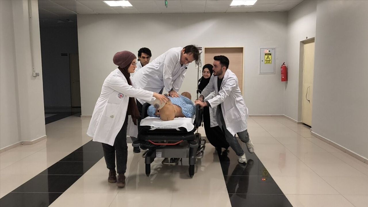 Kütahya'da tıp öğrencileri simülasyon merkezinde doktorluğa hazırlanıyor