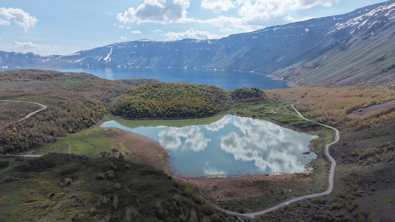 Bitlis'teki Nemrut Kalderası yeşile bürünen doğasıyla ziyaretçilerini bekliyor