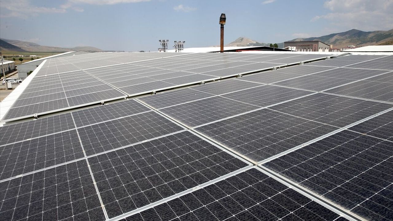 Bitlis'te tekstil fabrikaları enerjisini güneşten karşılıyor