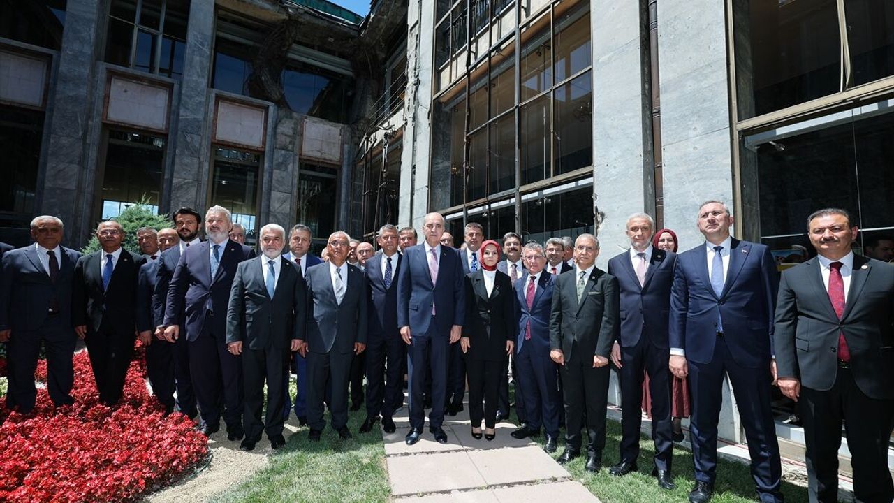 TBMM Başkanı Kurtulmuş, 15 Temmuz'da Meclis'te bombalanan alanlara karanfil bıraktı