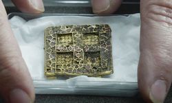 İngiliz arkeologlar bin 300 yılık altın kolye buldu