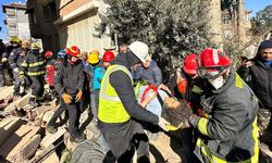 Üç kardeş 80 saat sonra enkazdan çıkartıldı