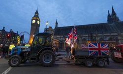 İngiltere'de çiftçiler yüzlerce traktörle hükümeti protesto etti