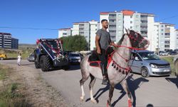 Bayburtlu çift, traktörü "gelin arabası" yaptı