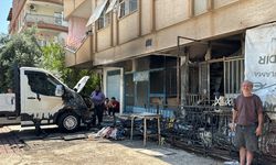 Antalya'da bir tekstil atölyesi deposu ile kamyonet yandı