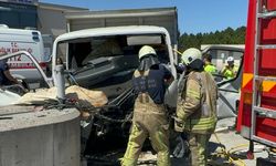 Çekmeköy'deki gişelerde beton bariyere çarpan kamyonetteki 3 kişi yaralandı