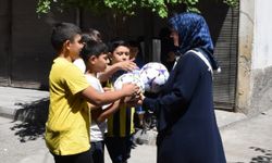 Gaziantepli kadın, çocuklara top almak için sokaklarda atık eşya topluyor