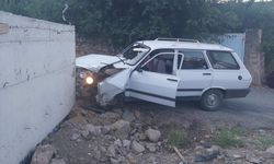Gaziantep'te istinat duvarına çarpan otomobildeki 5 kişi yaralandı
