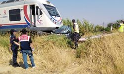 İzmir'de trenin hemzemin geçitte çarptığı araçtaki 3 kişi öldü