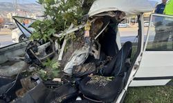 Kahramanmaraş’ta ağaca çarpan otomobildeki 1 kişi öldü, 1 kişi ağır yaralandı