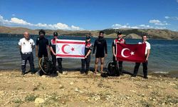 Kıbrıs Barış Harekatı'nın 50. yıl dönümünde su altında Türk ve KKTC bayrağı açıldı