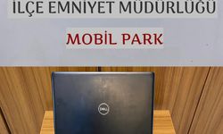 Maltepe'de park halindeki otomobilden yapılan hırsızlık anı güvenlik kamerasında