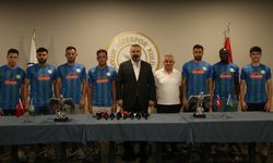 Çaykur Rizespor'dan 7 futbolcuya imza töreni