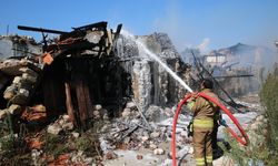 Hatay'da 2 katlı boş binada çıkan yangın söndürüldü