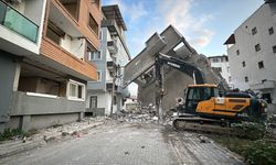 Hatay’da kontrollü yıkımına başlanan 5 katlı bina yan yattı