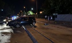 İzmir'de ticari taksiyle çarpışan otomobilin sürücüsü ağır yaralandı