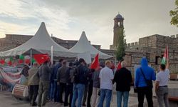 Erzurum'da hekimler ve sağlık çalışanları sağanak altında Gazze için "sessiz yürüyüş" yaptı