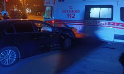 Gaziantep'te ambulansla otomobilin çarpıştığı kazada 2 kişi yaralandı