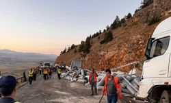 Kahramanmaraş'ta kumaş yüklü tırın devrilmesi sonucu yol trafiğe kapandı