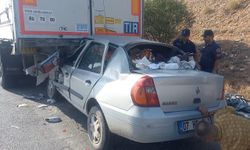 Kırıkkale'de tıra çarpan otomobildeki 2'si çocuk 4 kişi yaralandı