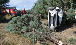 Uşak'ta şarampole devrilen otomobildeki anne ve ikiz bebekleri yaralandı