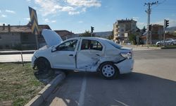 Amasya'da taksiyle otomobilin çarpıştığı kazada 3 kişi yaralandı