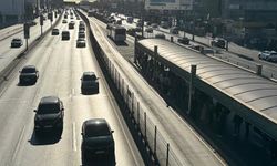 Avcılar'da metrobüsün motorunda çıkan yangın söndürüldü