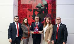 CHP Genel Başkanı Özel, Aile Hekimleri Dernekleri Federasyonu üyelerini kabul etti