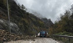 Karabük-Zonguldak kara yolundaki heyelan ulaşımı aksattı