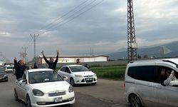 Bursa, Adana, Hatay ve İzmir'de Suriyeliler, Baas rejiminin devrilmesini kutladı