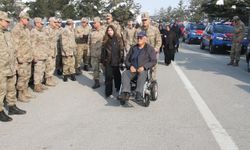 Erzincan'da jandarma ile gönüllü gençlerden engellilere tekerlekli sandalye desteği