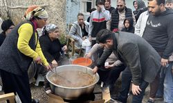 Adana'da vatandaşlar Ferdi Tayfur için helva dağıttı