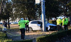 Başkentte virajı alamayarak direğe çarpan otomobilin sürücüsü öldü