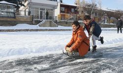 Buz tutan Çoruh Nehri'nde kızak keyfi