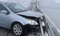 Erzincan'da bariyerlere çarpan otomobildeki 3 kişi yaralandı