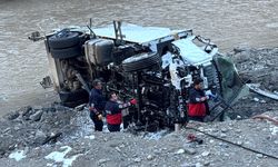 Hakkari'de devrilen çöp kamyonundaki 3 personel yaralandı