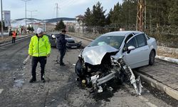 Kars'ta iki otomobilin çarpıştığı kazada 3 kişi yaralandı