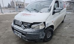 Aksaray'da otomobil ile hafif ticari aracın çarpıştığı kazada 4 kişi yaralandı