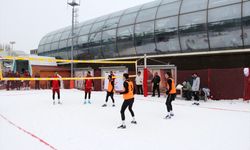 Erzurum'da düzenlenen Üniversiteler Arası Türkiye Kar Voleybolu Şampiyonası devam ediyor