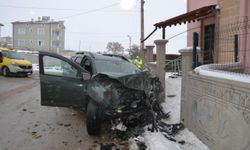 Hafif ticari araç cami duvarına çarptı, 2 kişi yaralandı