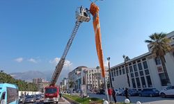 Hatay'da yamaç paraşütçüleri aydınlatma direğine takıldı