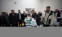 İlkokul öğrencilerine Süper Lig şampiyonlarından Bursaspor'un forması hediye edildi