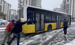 İstanbul'da etkili olan kar yağışı nedeniyle İETT otobüsü yolda kaldı