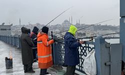 İstanbul'da kar altında balık tuttular