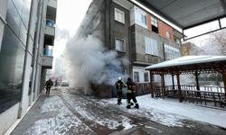 Kayseri'de devriye gezen polis ekibinin fark ettiği bir binadaki yangın büyümeden söndürüldü