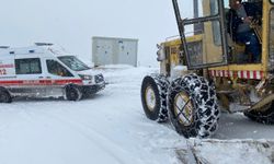 Kayseri'de ekipler, yolu kardan kapanan mahalledeki hasta için seferber oldu